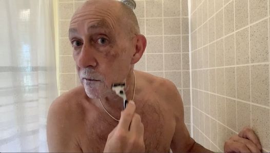 Daoud duscht und rasiert sich