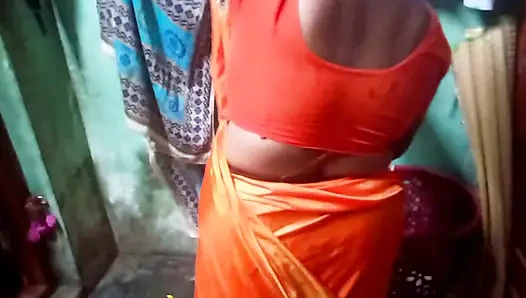 Индийская тетя Mallu Saree переодевается, наслаждаясь с молодым мужчиной
