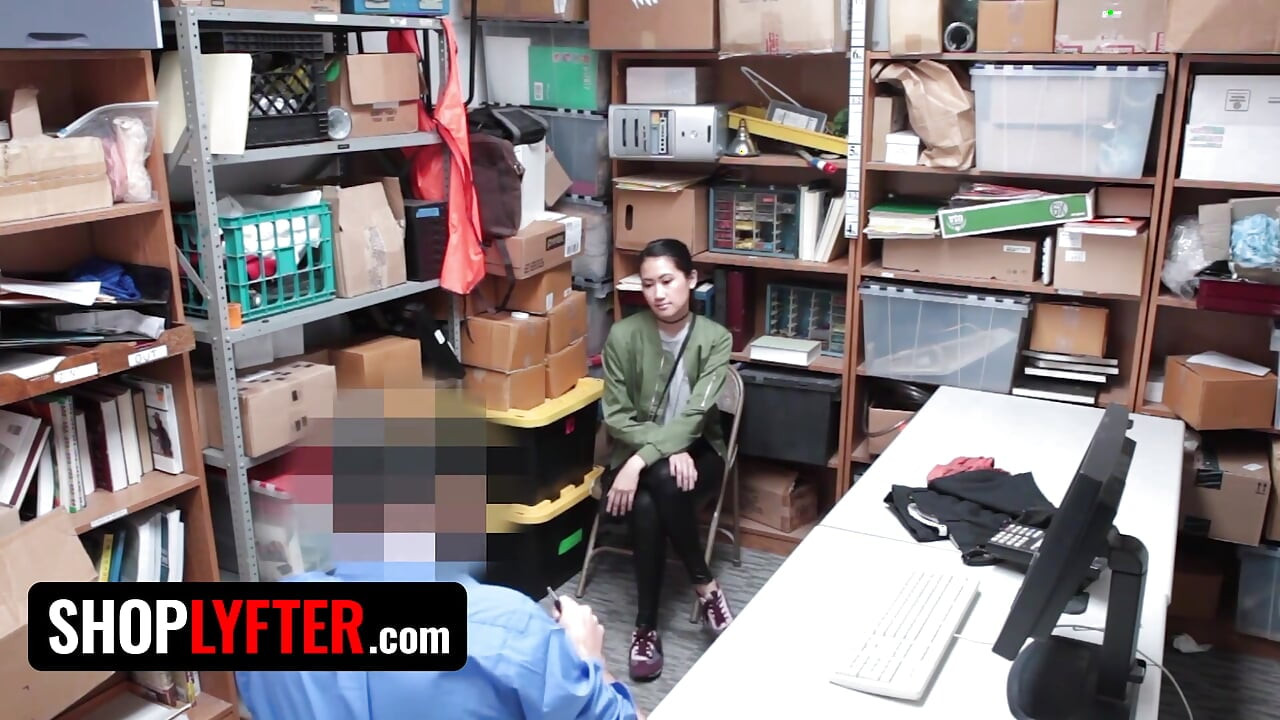 Shoplyfter - magere ondeugende Aziatische Jade Noir betrapt op stelen en werd gedisciplineerd door een perverse officier