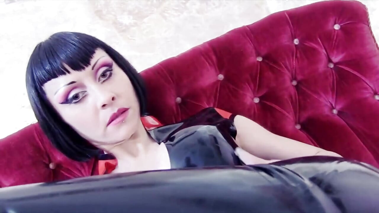 Une MILF en latex à gros nichons se perce la chatte avec un gode