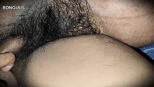 Desi tante teilt bett, wenn ehemann nicht zu hause ist Behaarte muschi ficken