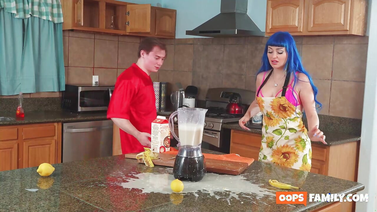 Sipsmartの継姉妹の秘密の隠し場所:最大のディープスロートフェラチオ!