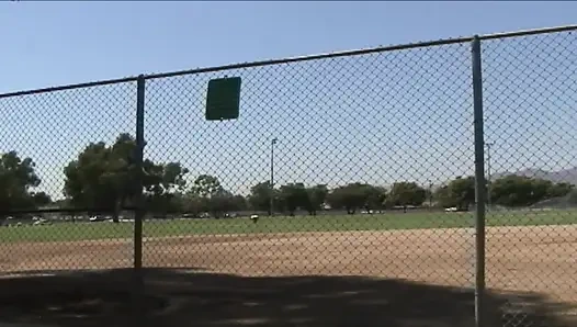 Remaja toket kecil menjilati memek basah milf