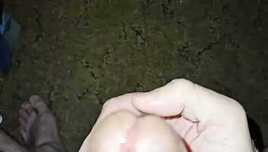 Sabah erken saatlerde o yarağı okşuyor