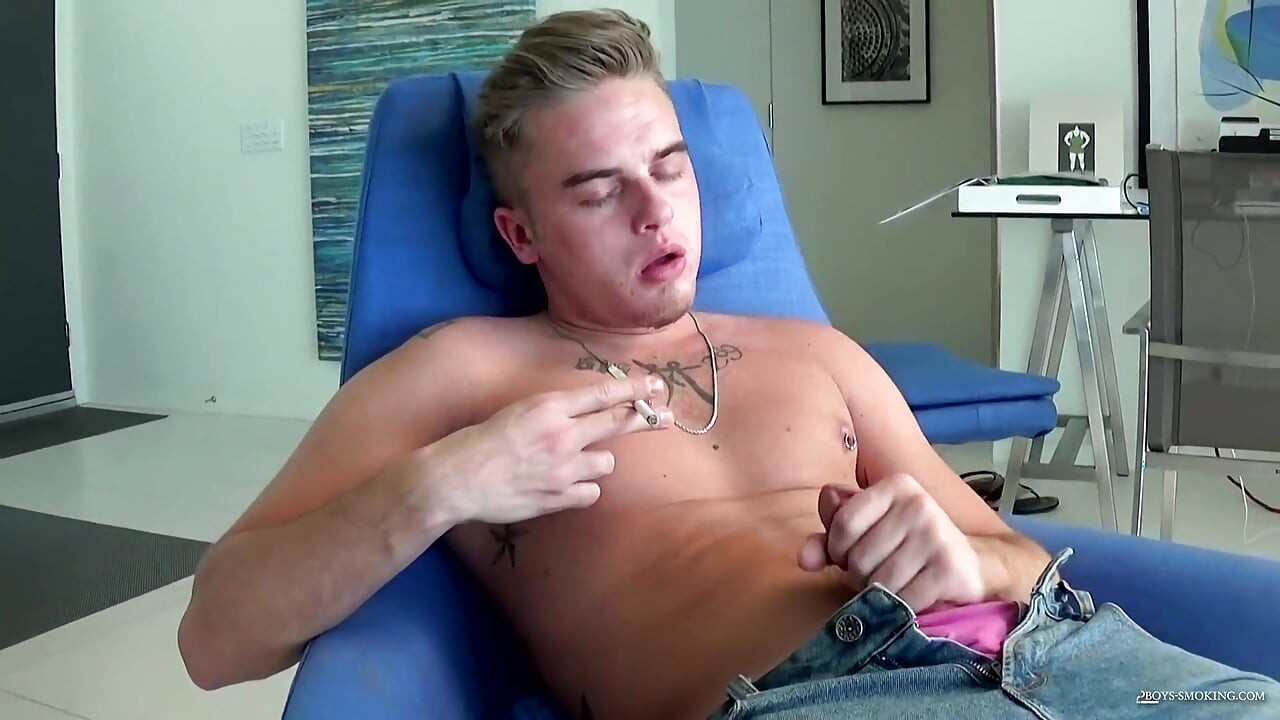 Felix Warner курит и подрачивает