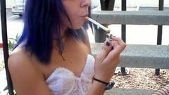 पंक लड़की धूम्रपान एक सिगरेट बुत hd