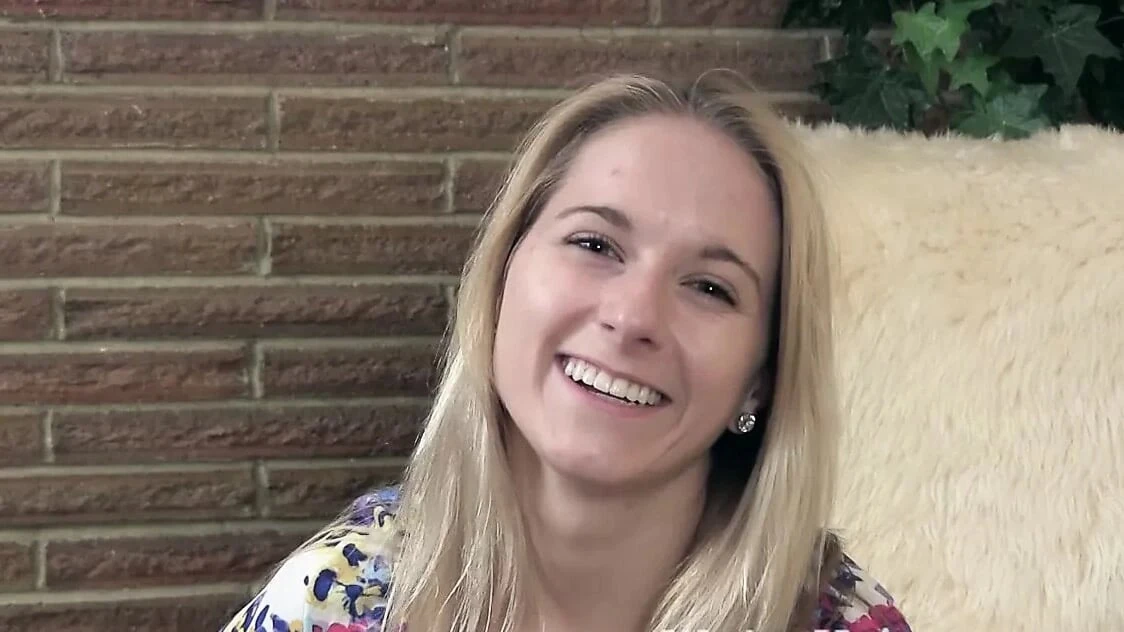 Naomi strips naked while giving an interview