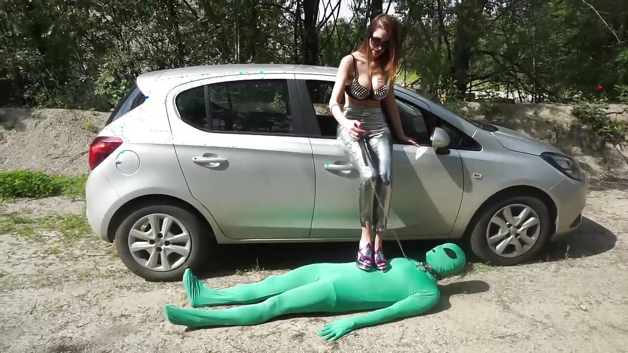 Vhodný otrok je potrestán venku od femdom kočky