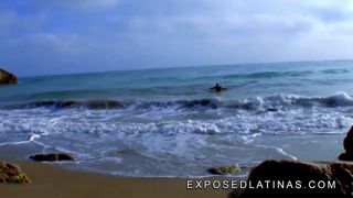 Blondynka Latynoska zerżnięta w dupę na plaży przez osieroconego faceta