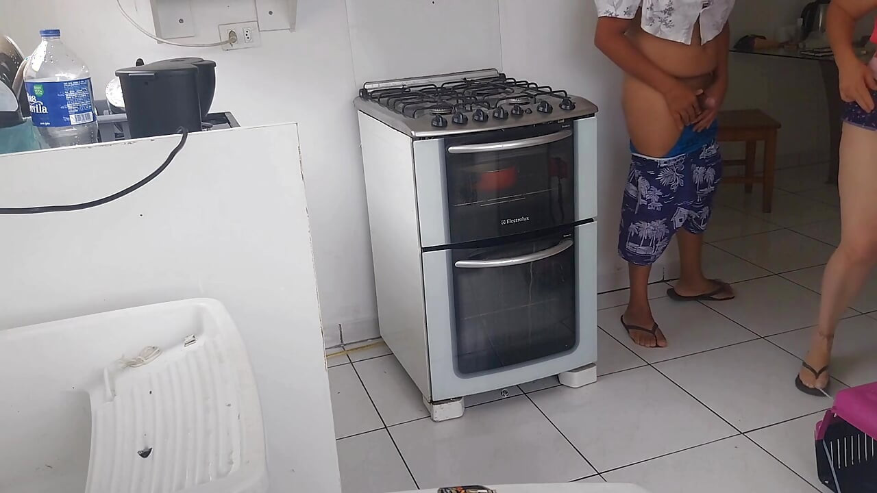 A szemtelen szőke elengedi a szeretőit.