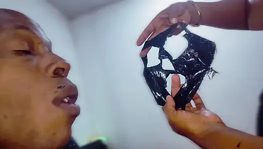 Нижняя шлюшка самостоятельно заботится о камшоте на лицо