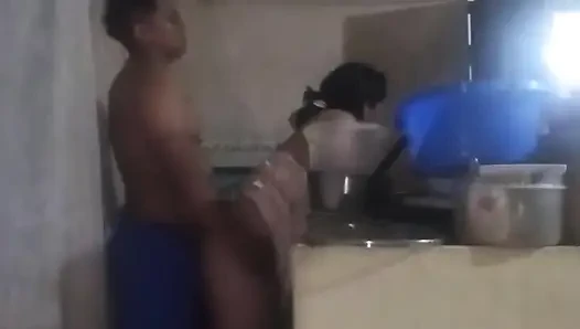 Patron beni sikmek için mutfağa geliyor, yarağı beni heyecanlandırıyor
