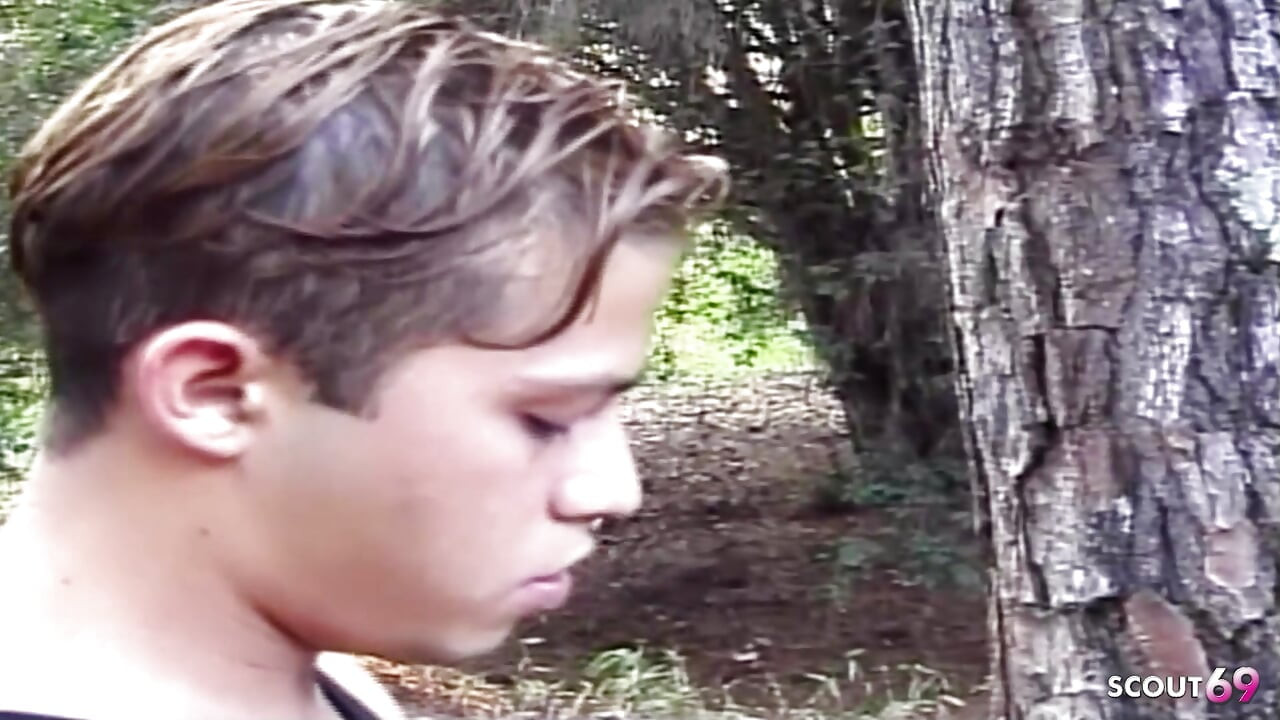 Waria rambut pirang jilat pantat dan ngentot cowok-cowok ini di luar ruangan