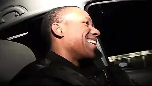 Memek seksi gadis kulit hitam bertato ngentot dalam posisi dogging... Crot di mulut