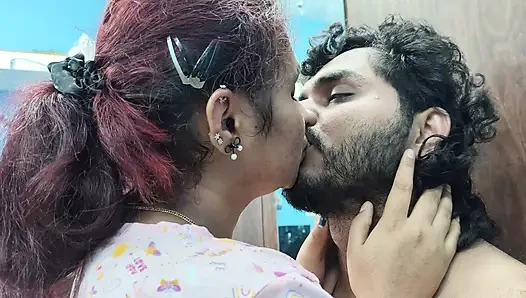 Göğüslü ateşli öpücük