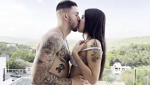 Азиатка с идеальной киской катается на моём члене, пока не перестаёт терпеть