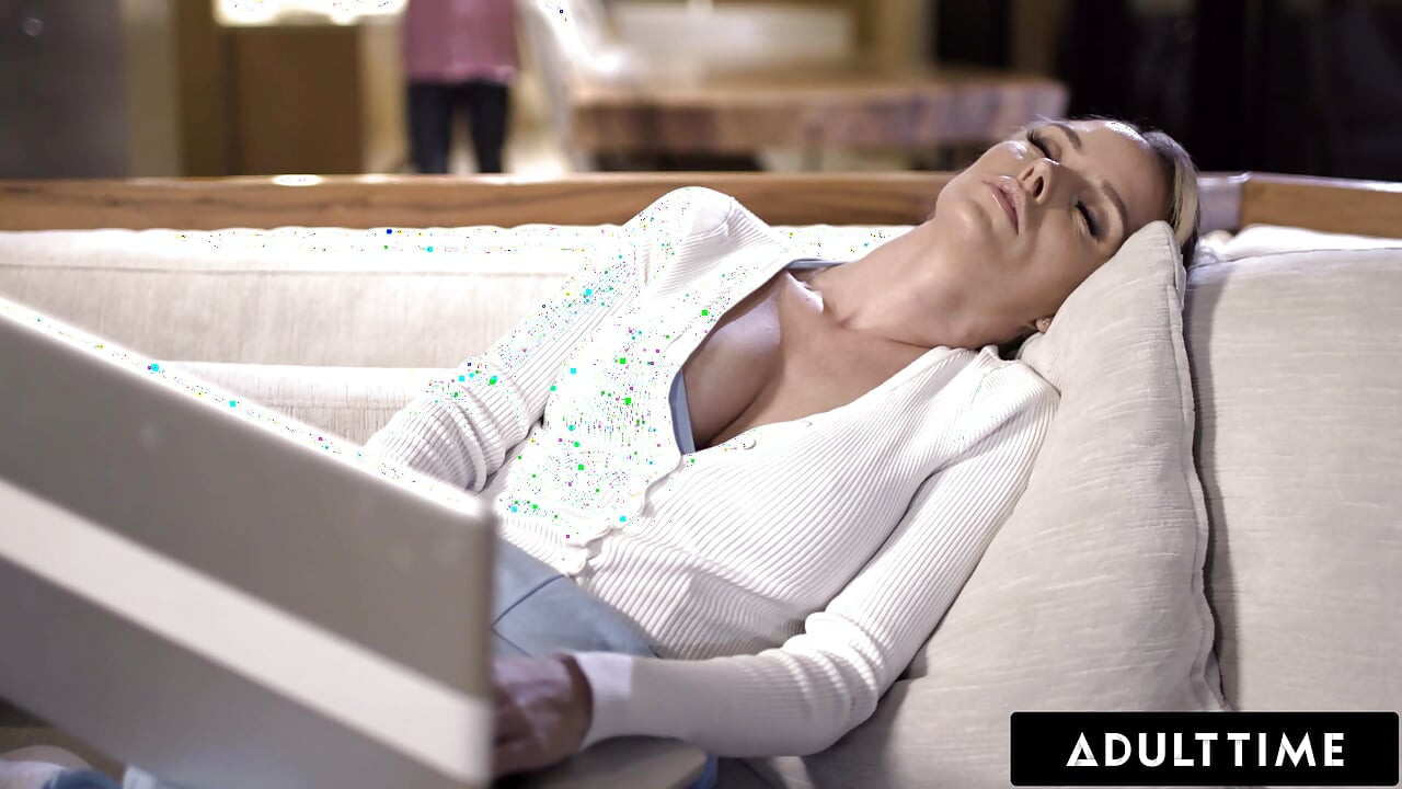 ADULT TIME - orta yaşlı seksi kadın üvey oğlunun sikişme arzusuyla bütün gece ayakta kaldı - portekizce altyazı