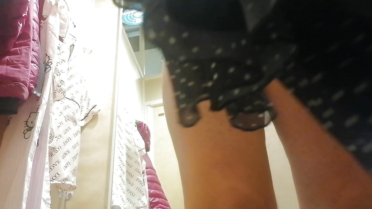 Sexy wife doing household chores naked. Cum on the wife's big ass. Hot foreplay with a couple, oil massage on the body.