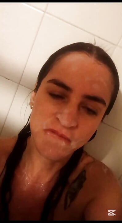MILFka tančí ve sprše, velmi sexy a smyslná v rytmu melodie