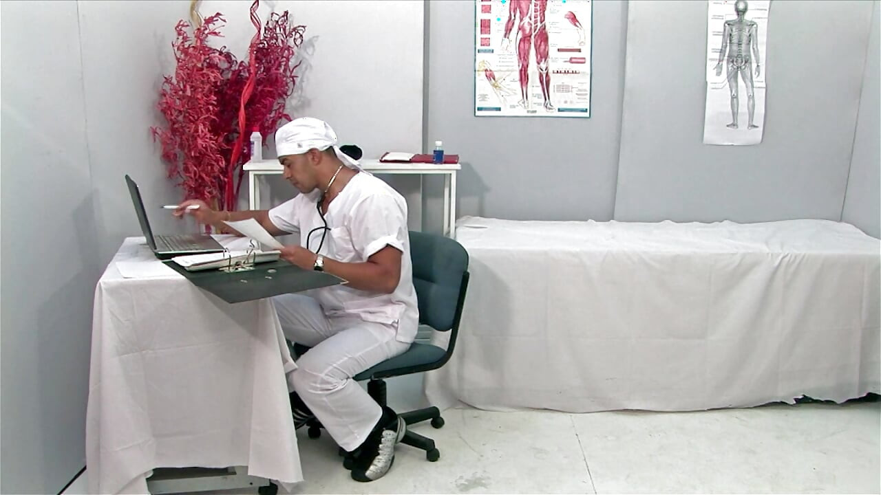 先生、私ゲイかもしれない!彼は自分の尻をちょっと抱いていて、それが大好きです!