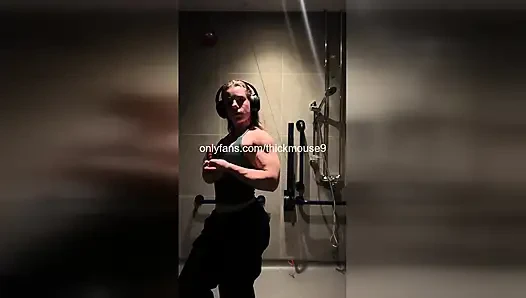 Zar zor reşit olan kız tiktok canlı yayın sırasında sert parmaklanıyor!