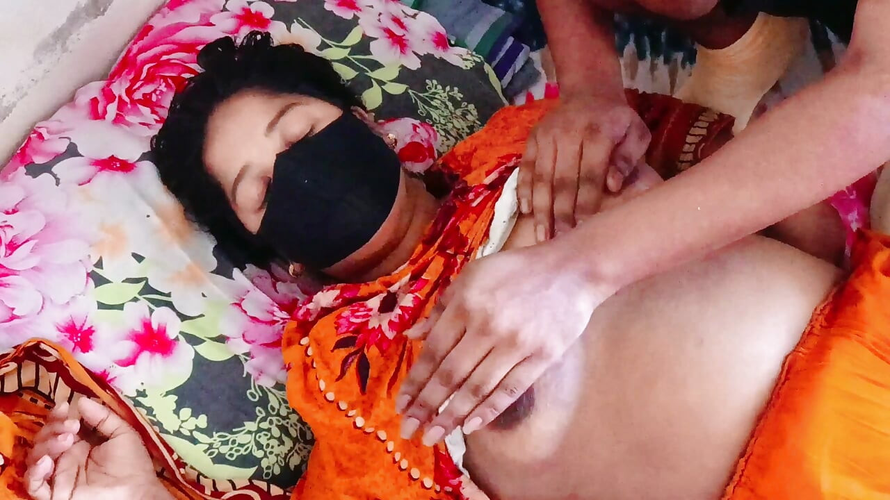 Fată indiană din Bangalore - masaj cu țâțe mici