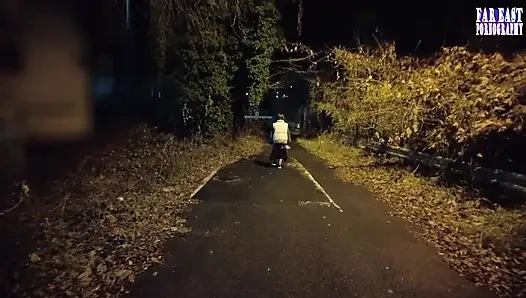 Wet-Mark блуждает, как она оставляет сверкающий шаловливый след, где она обнажает себя 3/3