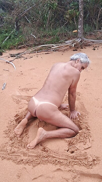 Ladysilva sa beach na hubad at ipinapakita ang kanyang naka-tan na mainit na puwit