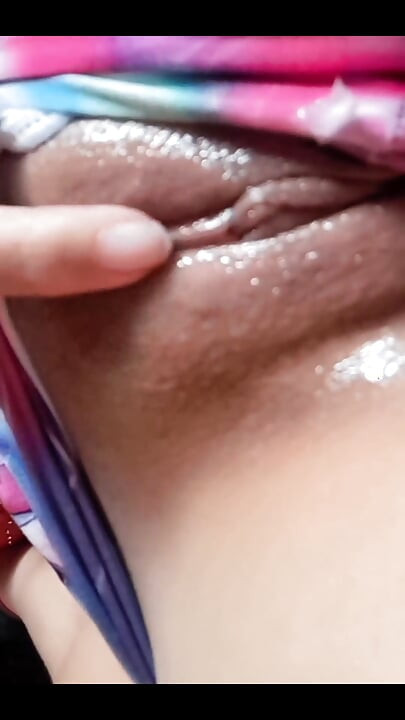 الاستمناء - فتاة شقية تظهر مؤخرتها وهي تستمني كسها