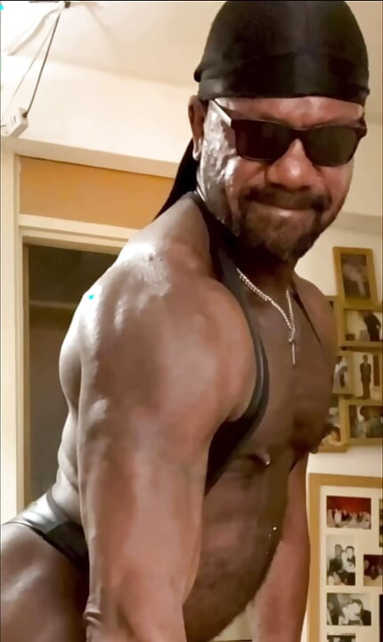 Zwarte gespierde kont sexy stretch en flex show