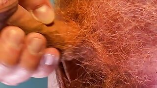 Пухлая рыжая шлепает его большие волосатые яйца