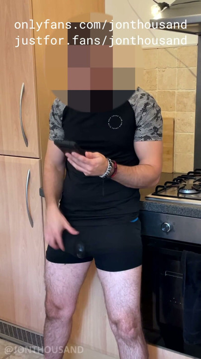 Hetero spolubydlící má těžký předvýtok v boxerkách