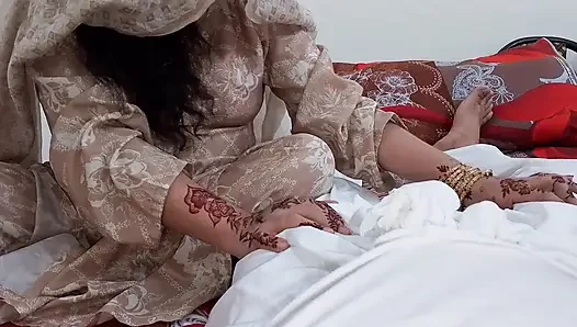 neue verheiratete indische freundin und freund im hotelzimmer