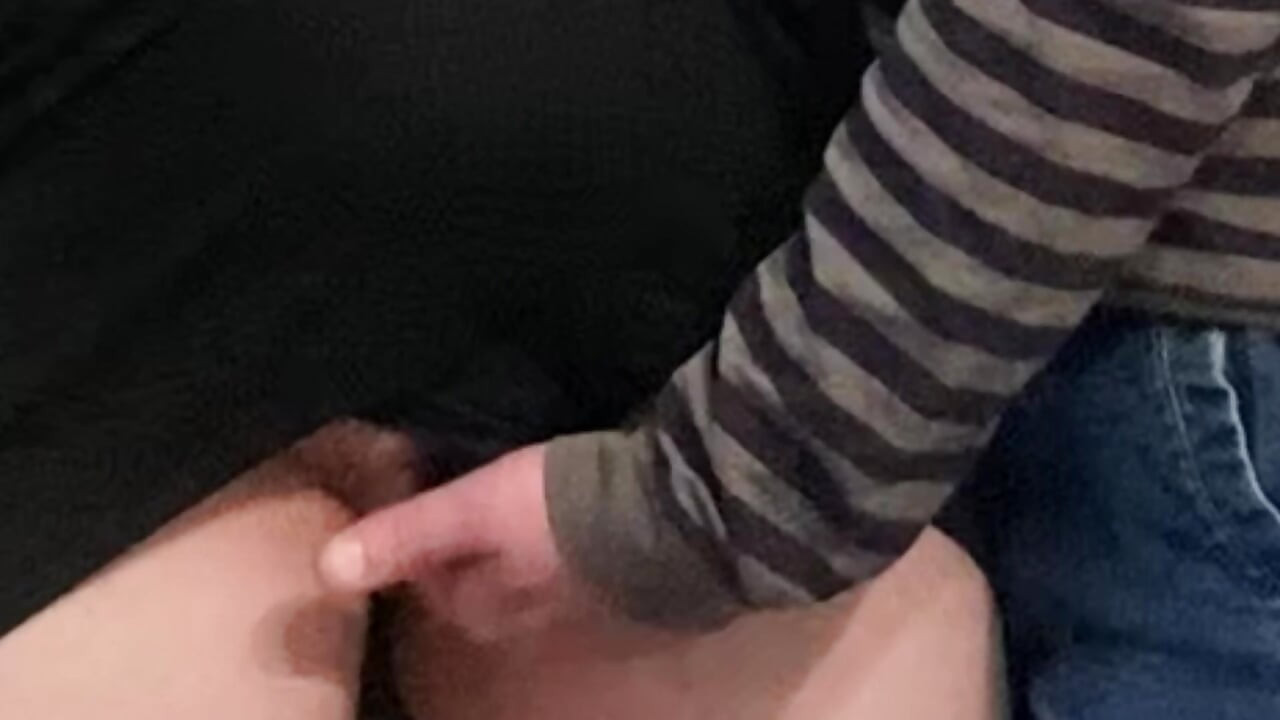 欲情した変態の女の子が公の場でドレス姿で指で愛撫する