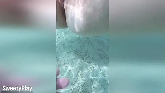 Yabancı plajda amcığımın içine boşalıyor. Su altında dölleme