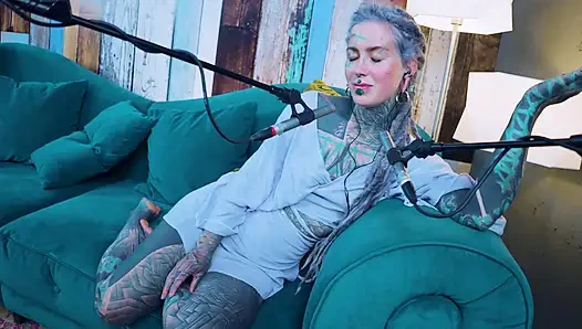 F hakkında konuşuyorum - korku - asmr podcast sfw konuşuyor gotik sıska kız dreadlocks dövmeli model dövmeli kız