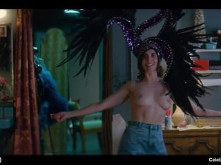 La actriz Alison Brie desnuda en topless y escenas de películas en bikini