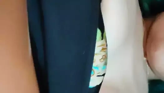 Ehefrau wird geritten, indem sie sich selbst berührt