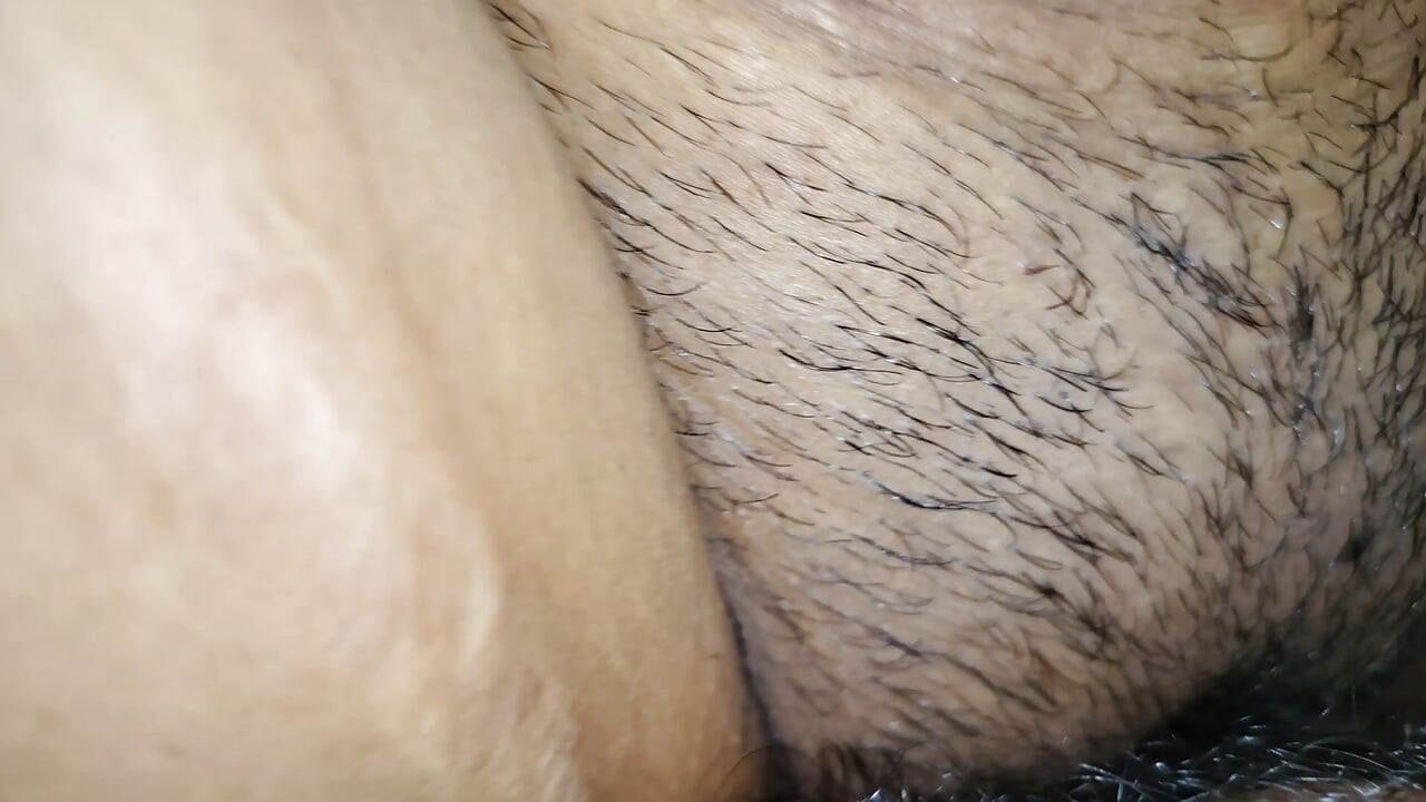 Wet hairy pussy met White cream