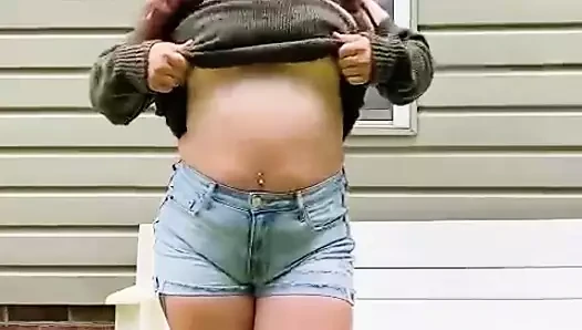 42 yaşındaki lezbiyen Rus üvey kız kardeşim açık havada pencereden ve komşuların yanında kazağının içinde kendimi siktiğimi gördü