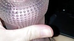 Masturbuji při sledování videa, jak moje žena prstí kundičku s příchutí cukrové vaty.