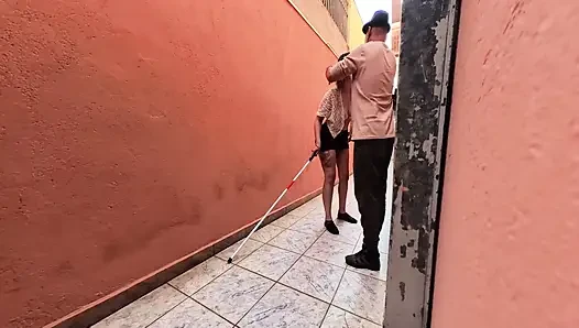 Freeze time, magisches klatschen mit einem blinden mädchen in der gasse