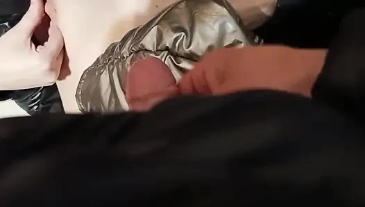 Daunenjacke fetish - Spielen und kommen auf ihrer glänzenden Pufferjacke