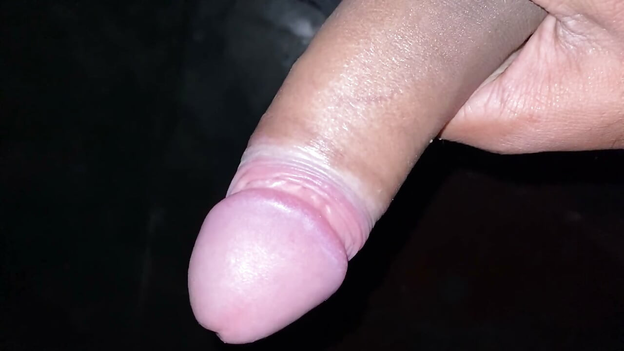 Garoto indiano mostrando o corpo e o pau