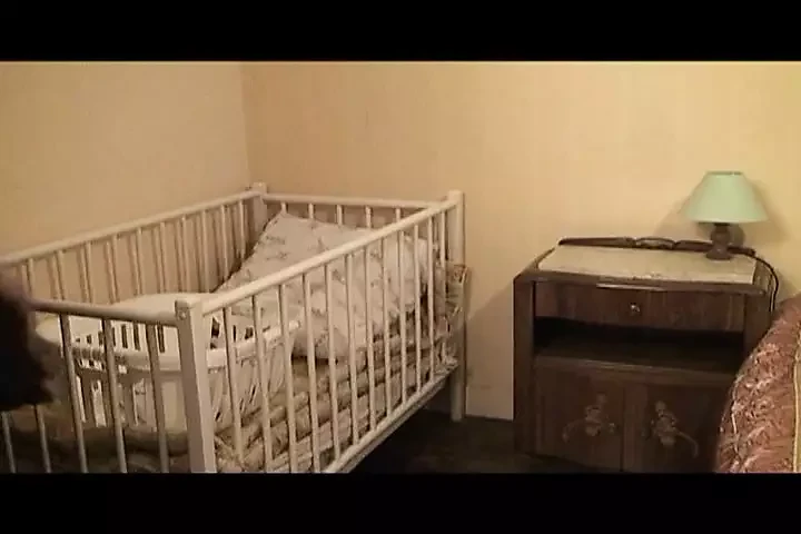 Zrele francuske drolje dele veliki dildo u spavaćoj sobi