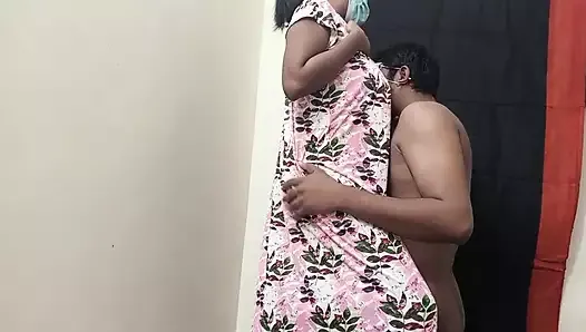 Tamil menina dando boquete para seu inquilino. Use fones de ouvido para uma melhor experiência. Lambendo buceta e lambendo cu.