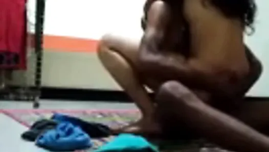 Шри-ланкийская девушка и парень занимаются сексом в комнате