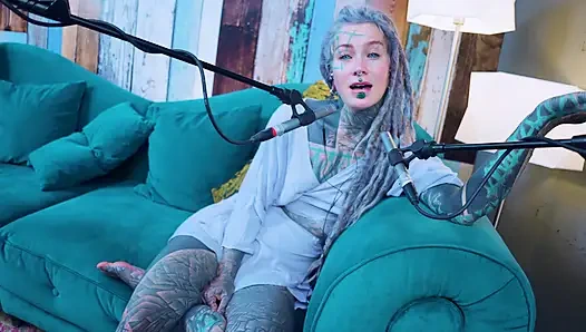 Ich spreche über G - Grattitude- ASMR podcast SFW spricht goth dünnes mädchen dreadlocks tattoo-model mit tinte mädchen