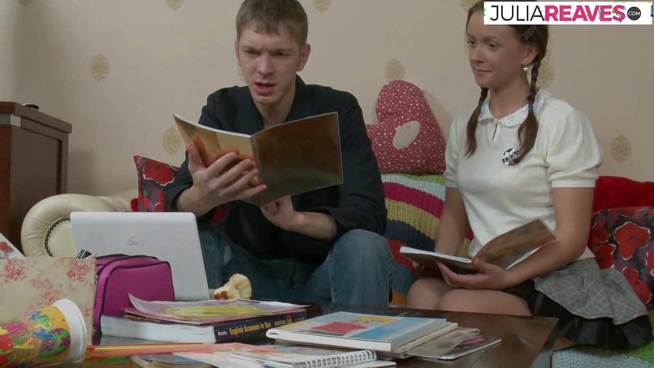 Heißes mädchen isst sperma, nachdem sie von einem riesigen schwanz auf beide löcher gefickt wurde