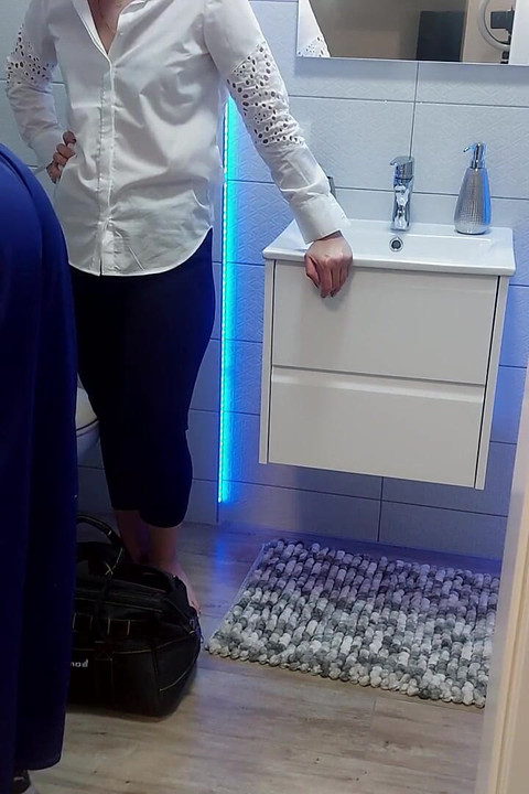 Domaćica zaglavila u perilici rublja, a vodoinstalater ju je pojebao